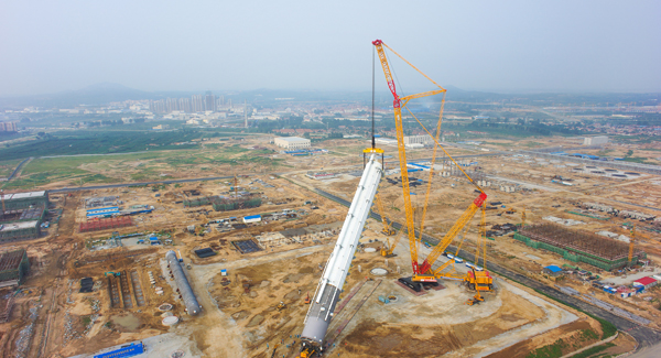 J9集团自主研造的“全球第一吊”4000吨级履带式起沉机首吊成功