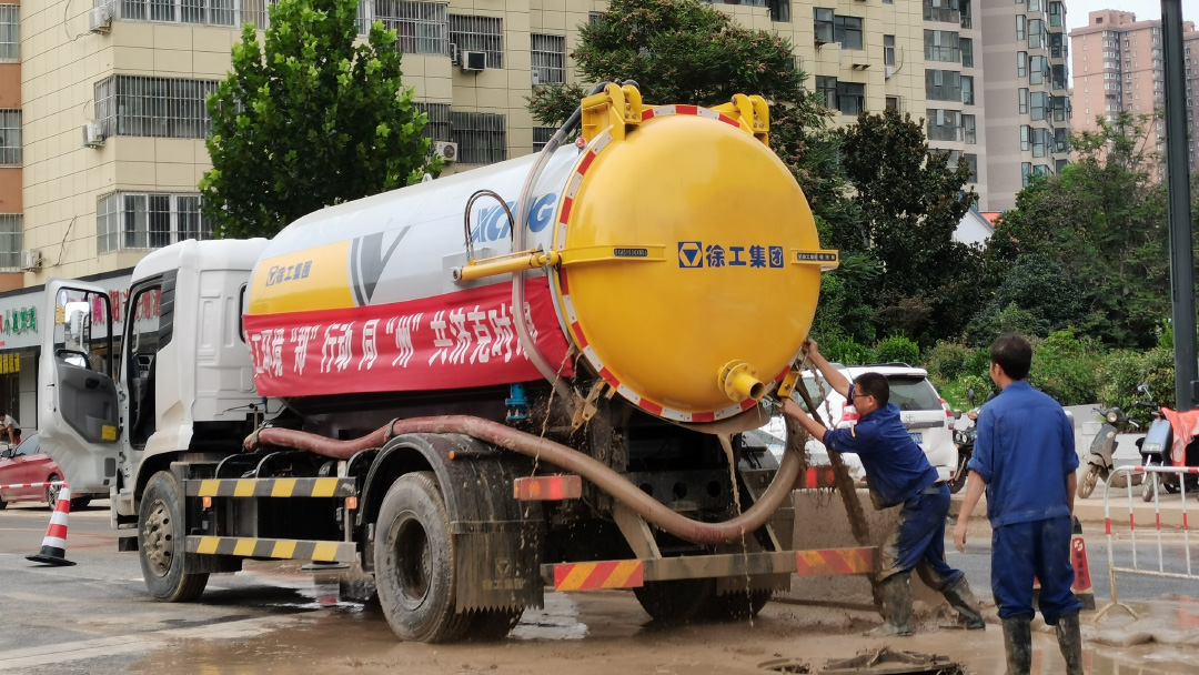 J9集团吸污车驰援郑州特大暴雨