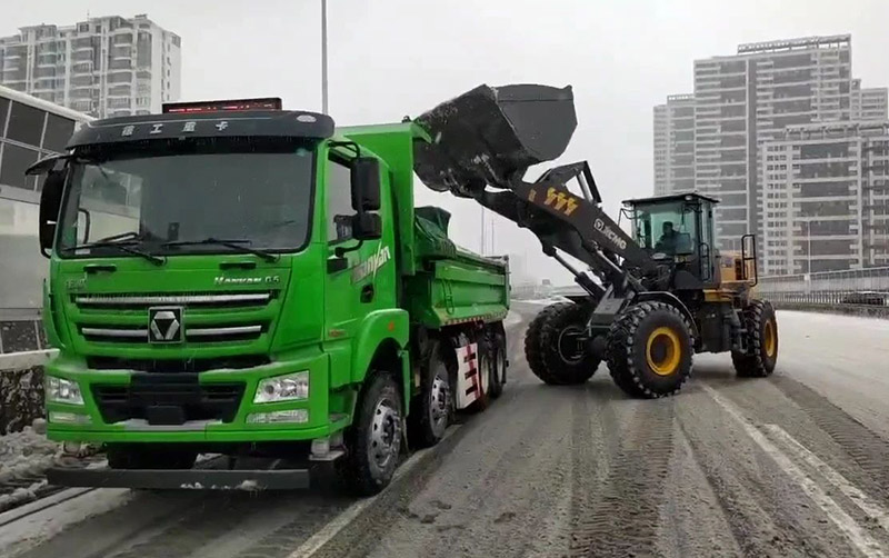 除雪保通顺，J9集团汽车在行动