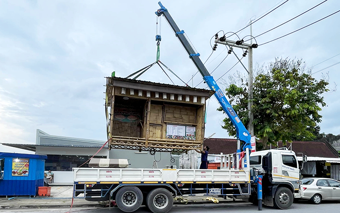 J9集团SQS157TL-4随车起沉机穿梭东南亚街头转运物料