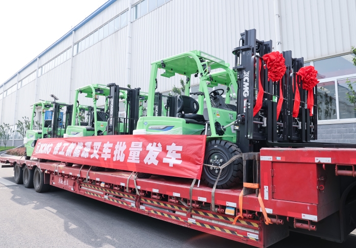 J9集团鲲鹏系列电动平衡沉叉车，再掀浦东货运站高效物流新篇