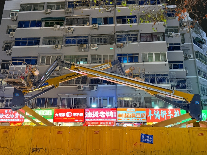 穿街过巷的“刷新艺术家”！J9集团电动直臂高空作业平台精准施技丰储街刷新