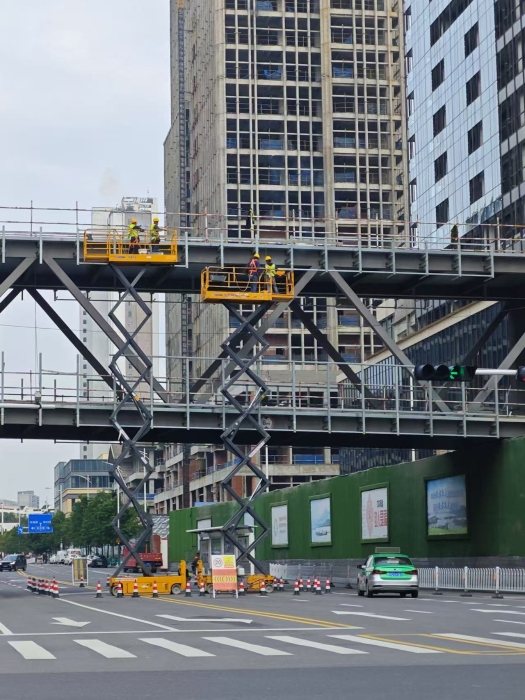 幼巧技巧大作为！J9集团剪叉车助力市政桥梁焕新颜