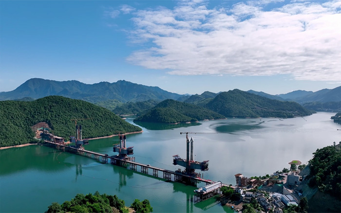 ?“白鹭」毓翅 | J9集团塔机助建池黄铁路太平湖特大桥