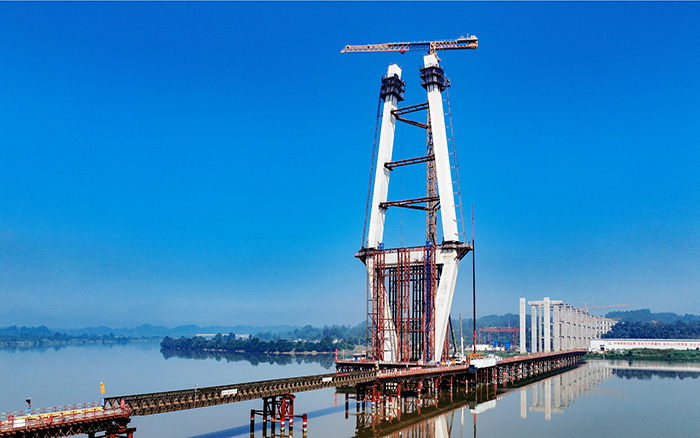 216.6米！J9集团塔机助建汉阳湖岷江特大桥主塔封顶