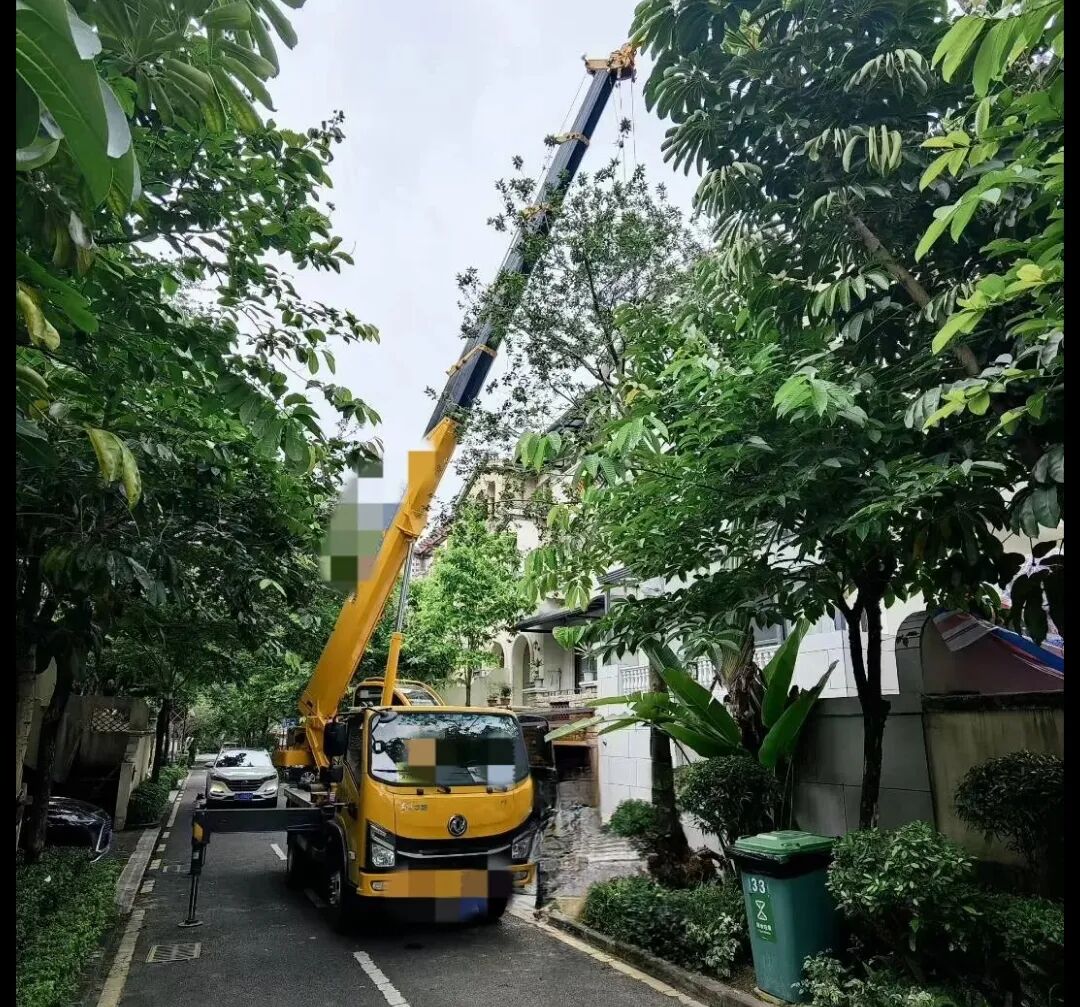 六楼窗口吊空调？窄小路种大树？有这辆“幼钢炮”，施工队再也不愁了