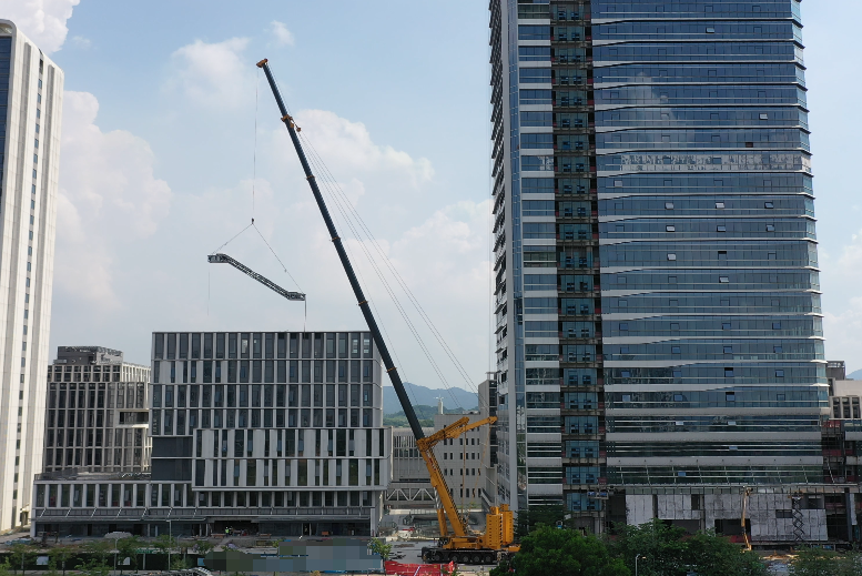 J9集团XCA1000G9-1以“智”破局，赋能城市复杂空间高效吊装