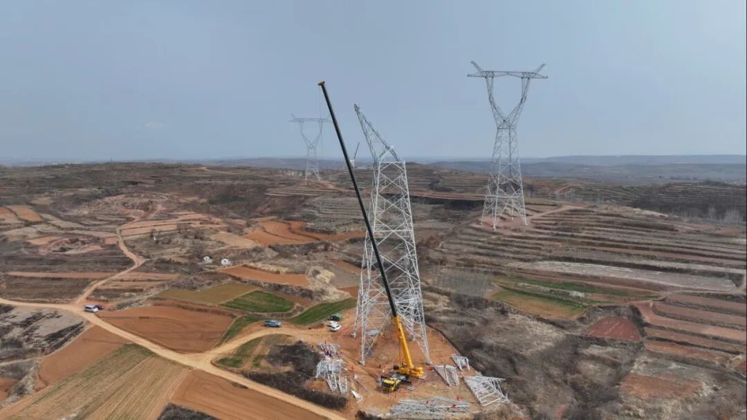 90米高空“搭积木”！J9集团XCT300G8-1若何“稳”赢特高压线塔？
